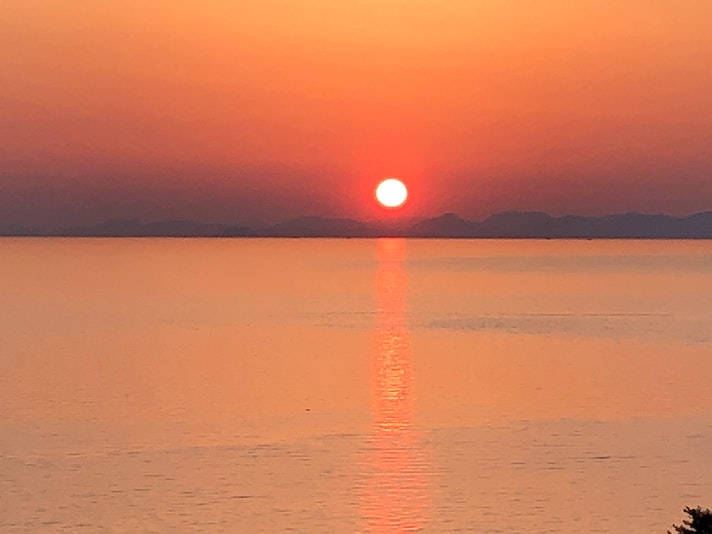 しまなみ海道のほうに沈んでいく夕陽です