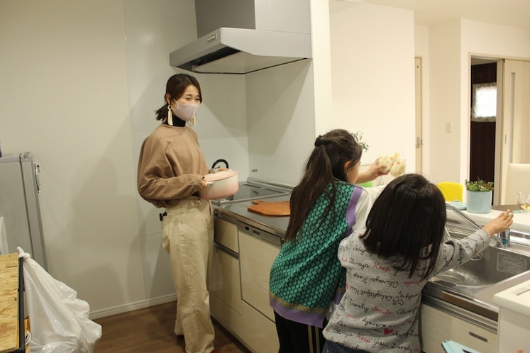 カウンターキッチンではお子さんもお手伝いしながら料理ができます