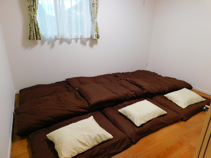 3つまで布団の敷ける寝室が2部屋。リビングにも2つ布団が敷けます