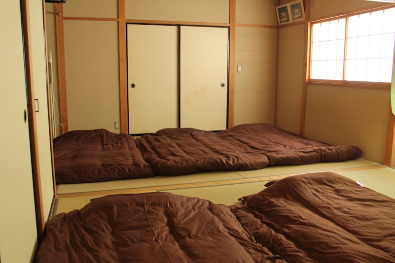 2部屋分の寝室には布団を5組ゆとりをもって敷けます