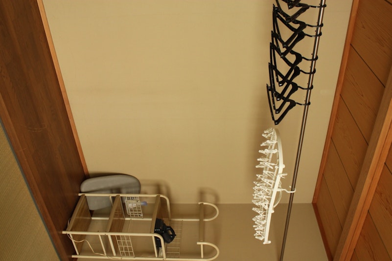 部屋干し用の物干しやアイロンもあります