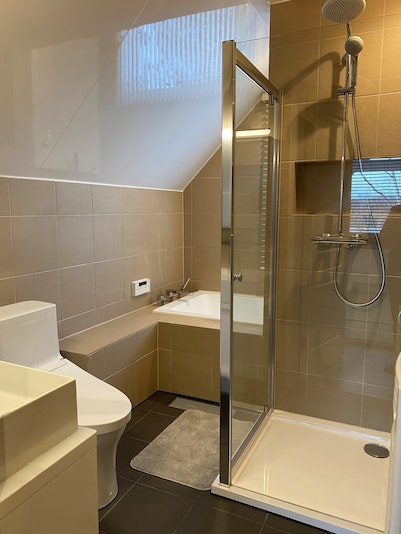ホテルスタイルの浴槽+シャワー室
