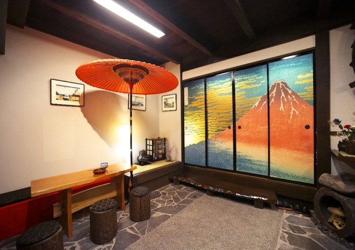玄関を入ると野点のお茶席と葛飾北斎のかの有名な「凱風快晴(赤富士)」を金和紙で再現した襖でお迎えしま