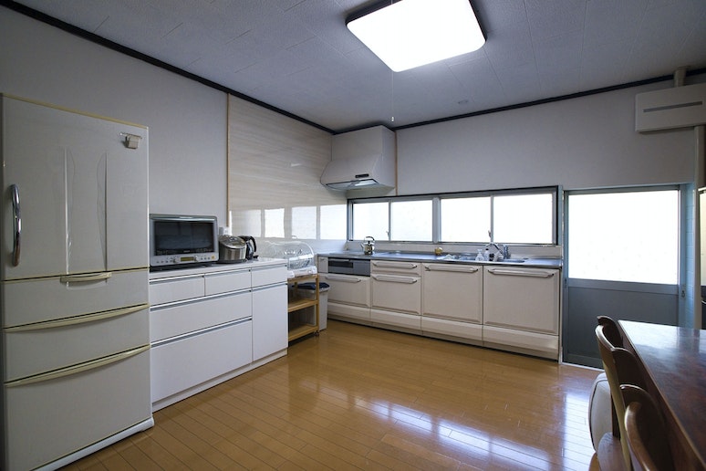 ・8畳のキッチン:電化製品、調理器具、食器など必要なものはほぼ完備しています。
