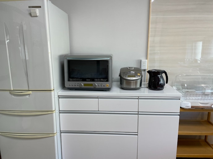 ・8畳のキッチン:電化製品、調理器具、食器など必要なものはほぼ完備しています。