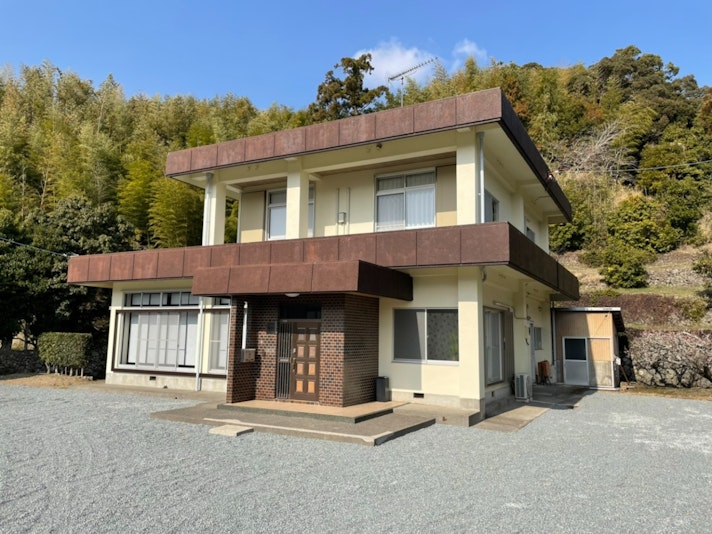 四国最東端・蒲生田岬(かもだみさき)の付け根にある 、自然に囲まれたプライベート1棟貸切の別荘です。