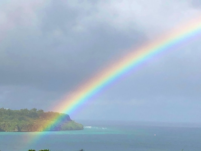 瀬底島にかかる虹