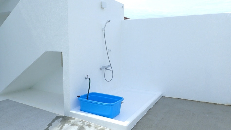 屋外温水シャワーと器材洗い場