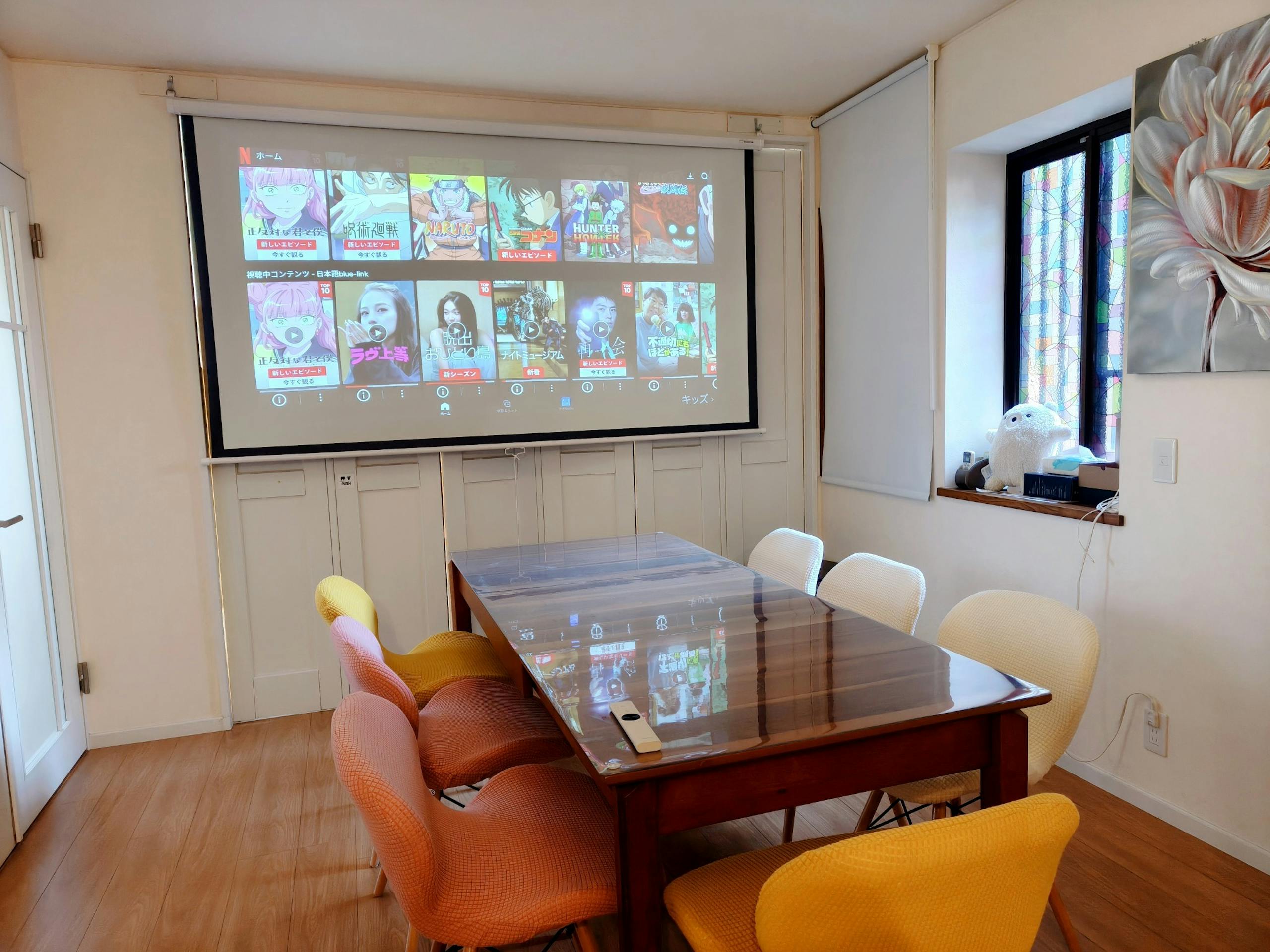 お部屋には、大画面で楽しめるホームシアター設備をご用意しています。...