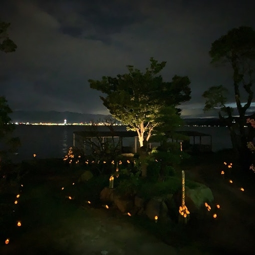夜の庭園の竹灯籠