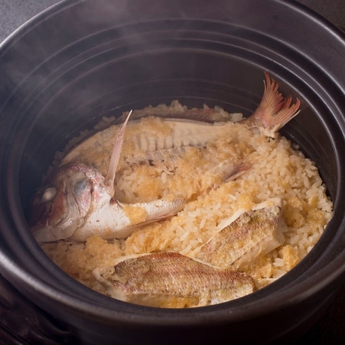 釜炊き　鯛めし　骨ごと炊き込むので鯛の旨味を感じられます