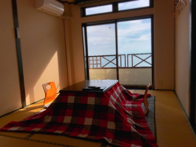 和室小部屋タイプ（冬季はこたつ有）窓の外には海が広がります。