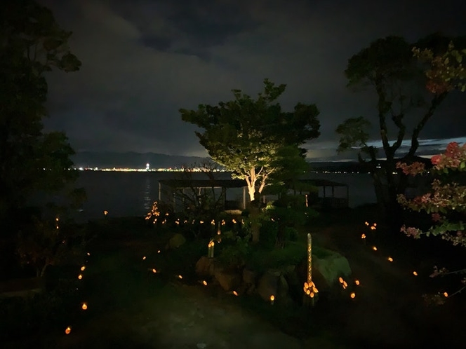 夜は竹灯籠がライトアップ