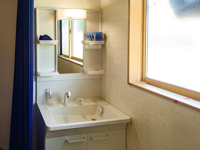 ・【ロフト付き4人部屋】洗面台にドライヤーを設置しています