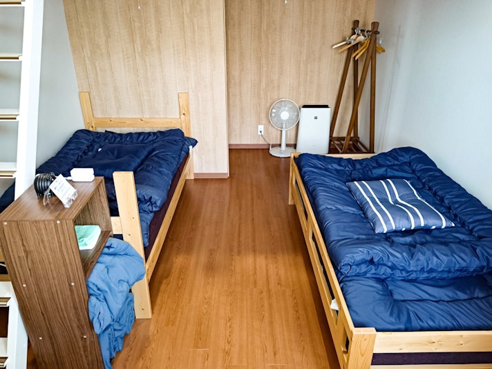・【ロフト付き4人部屋】シングルにもダブルにもなるベッド