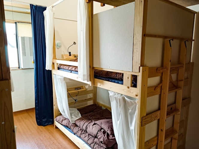 ・【二段ベッド4人部屋】枕元にライトとコンセントを設置