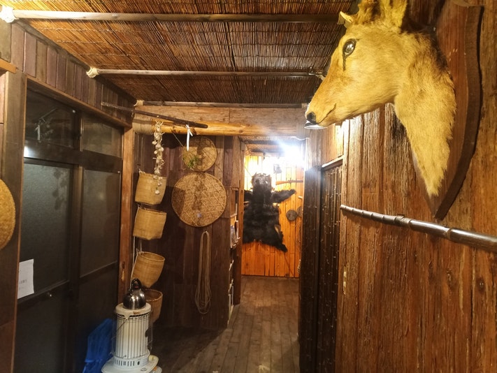 猟師小屋のようなつくりの宿です。