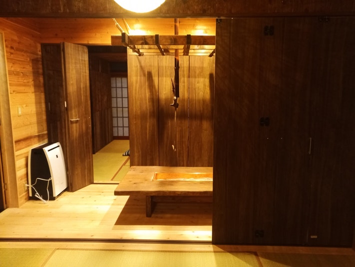 間仕切扉で2間（7畳＋8畳）に分けられるから、グループ利用にも便利です。