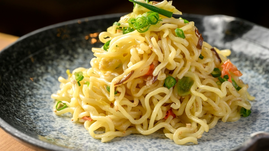 福岡名物「焼きラーメン」煮詰めた豚骨スープを麺に絡めて焼きあげた、博多っ子が大好きな味。