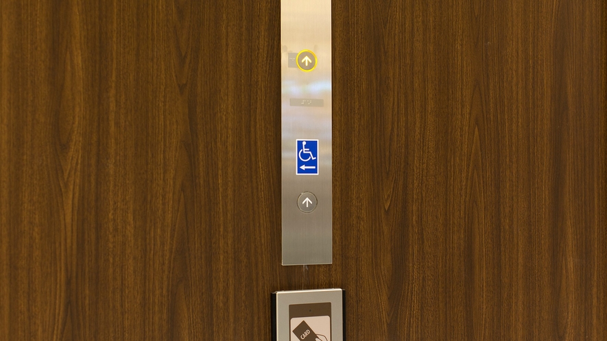 セキュリティーのためエレベーターはルームキーが必要です。キーをかざしてからボタンを押してください。
