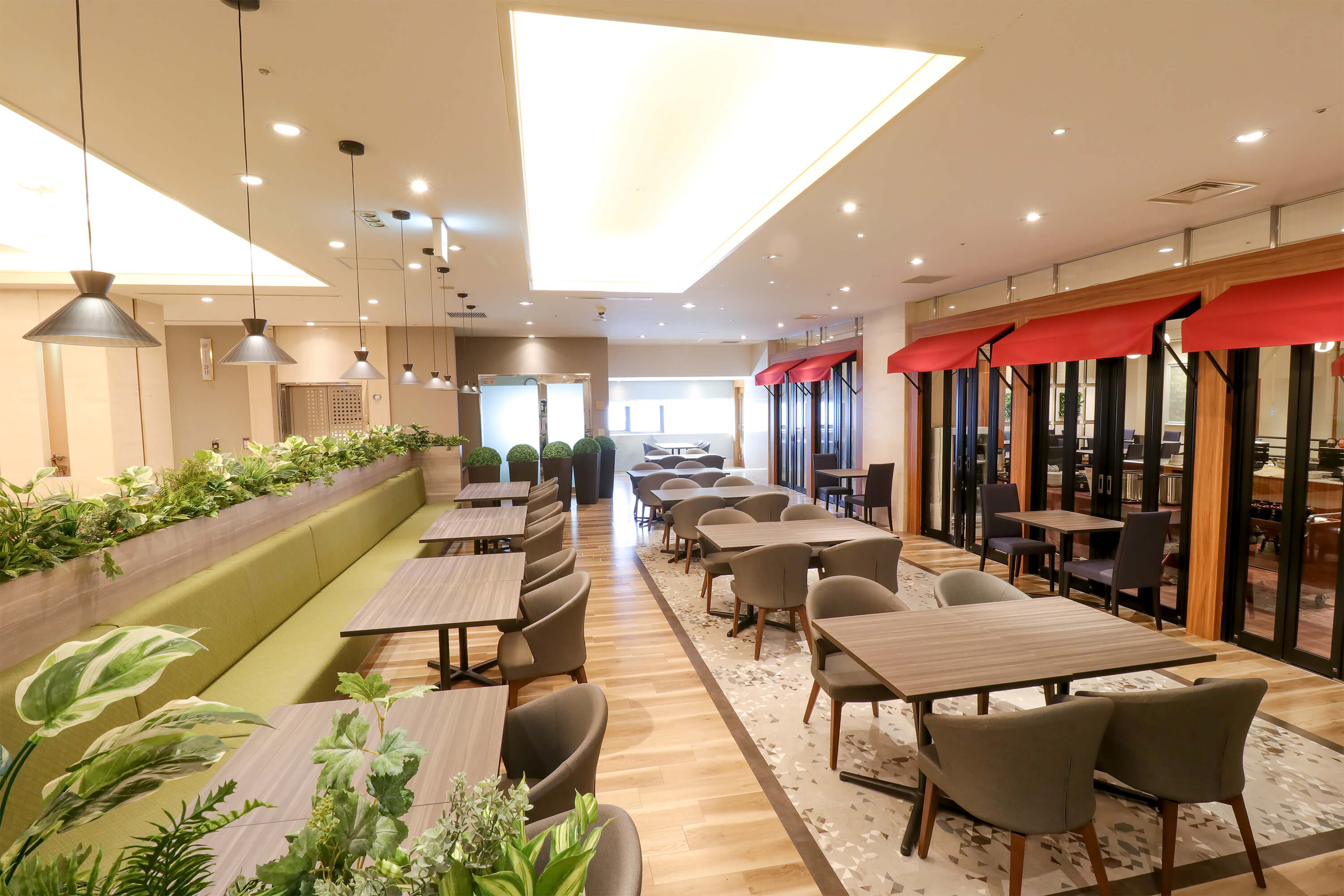 レストラン「ブラッスリーローリエ」