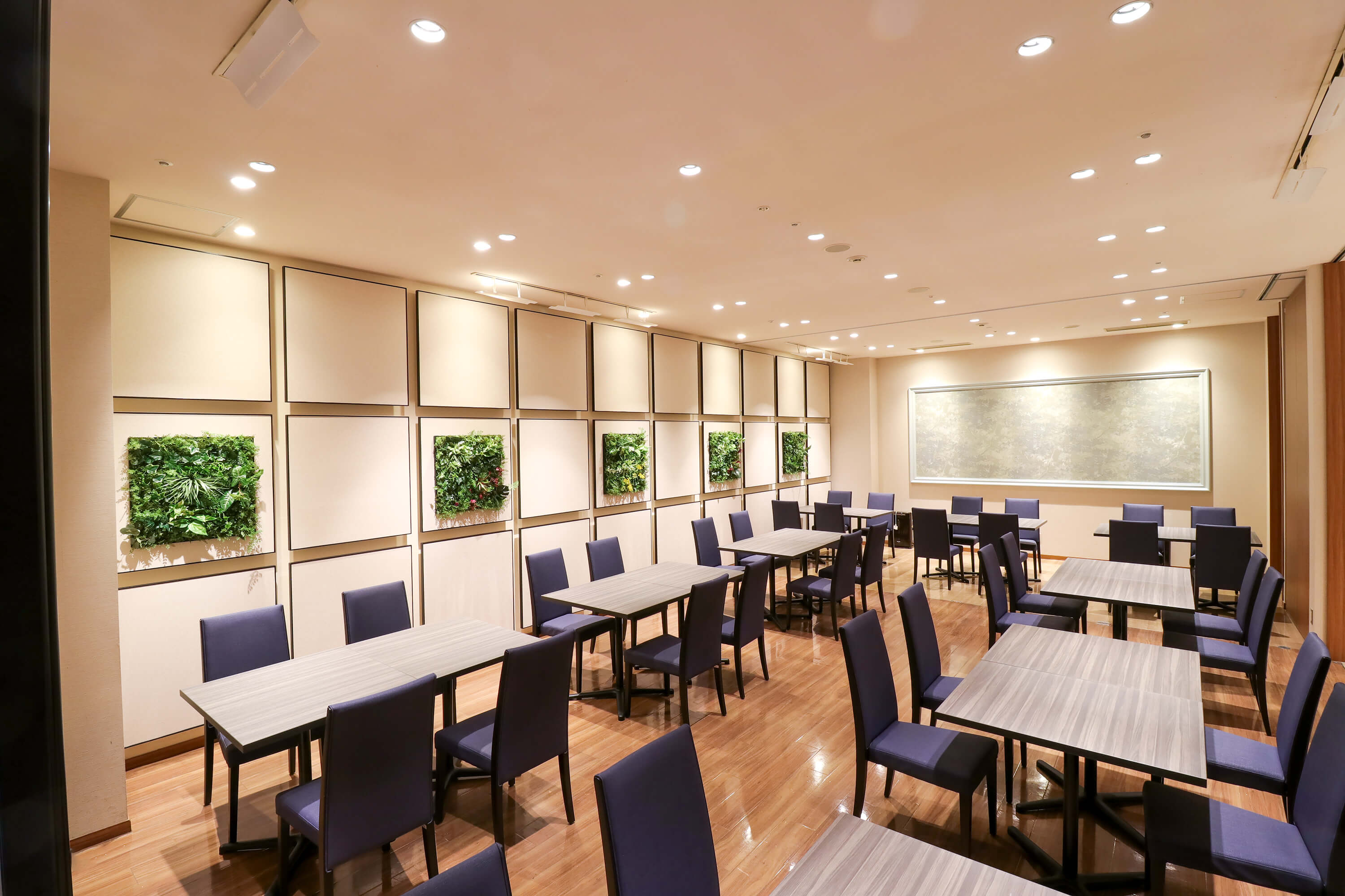 レストラン「ブラッスリーローリエ」