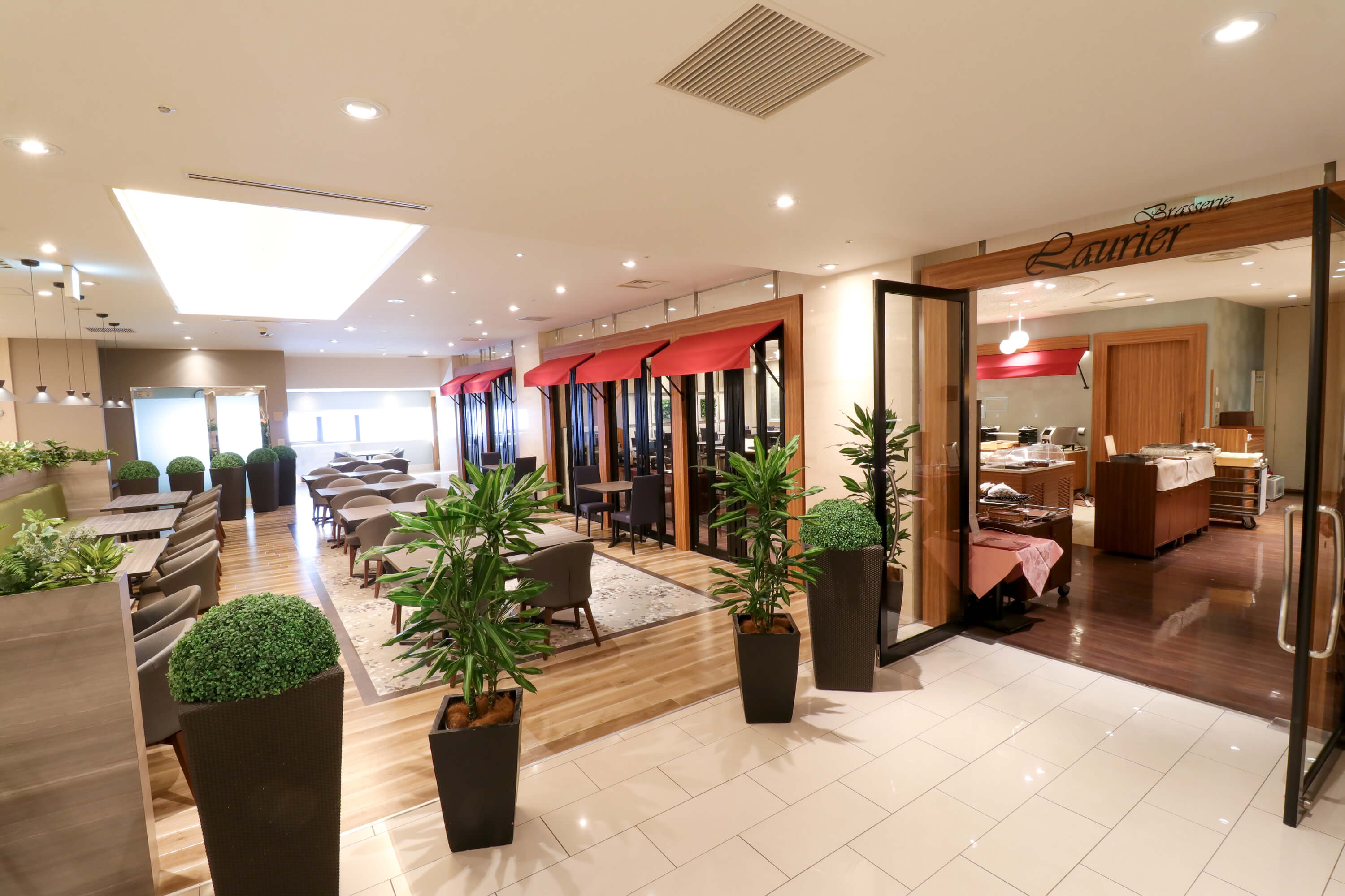 レストラン「ブラッスリーローリエ」