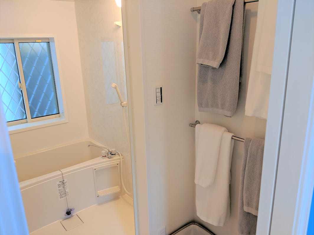 お1人様に付きふわふわのバスタオル１枚とフェイスタオル１枚がついています。You have a...