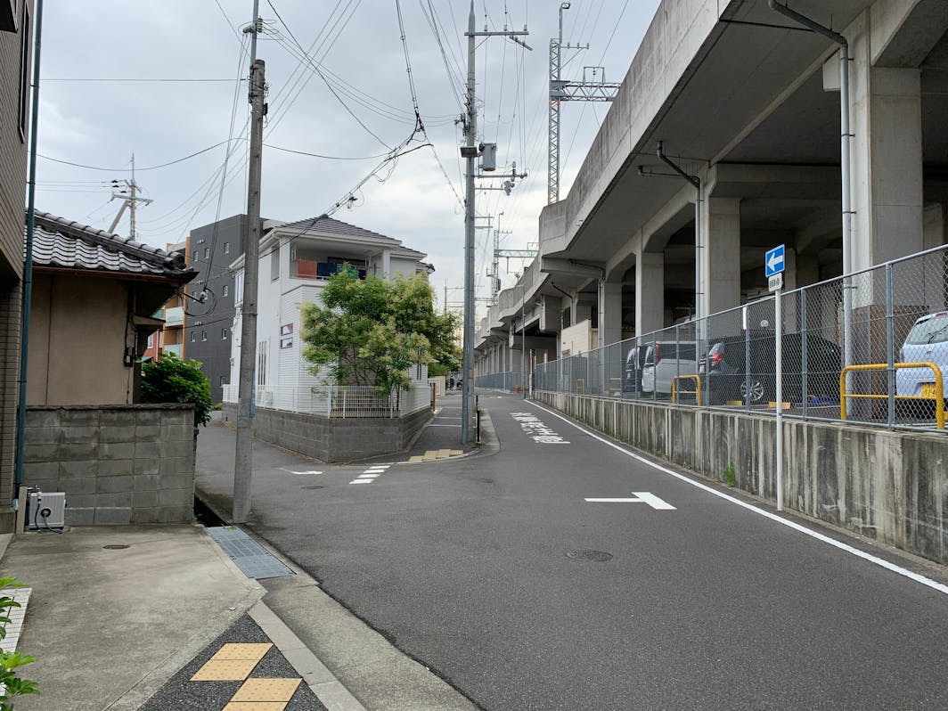 (4)このY字路の白いおうちが見えたら左へ曲がります。When you see this...