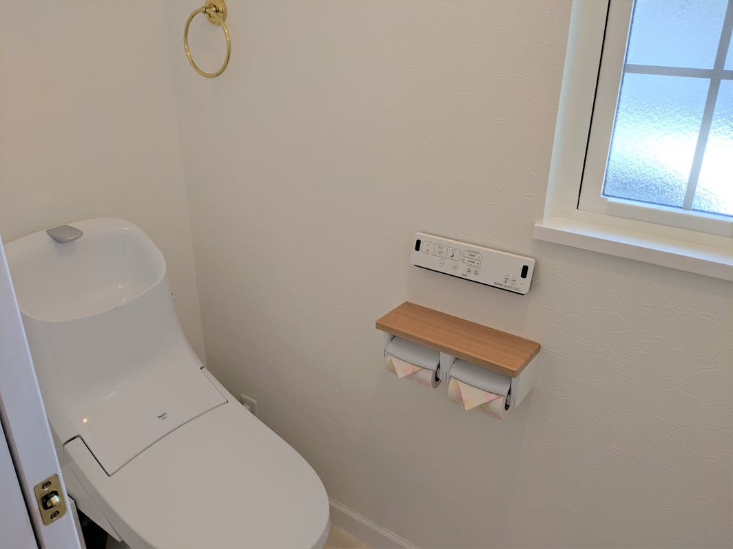 冬も暖かいトイレシート。洗面台下にも予備のトイレットペーパーが十分ございますが、それ以上はご自...