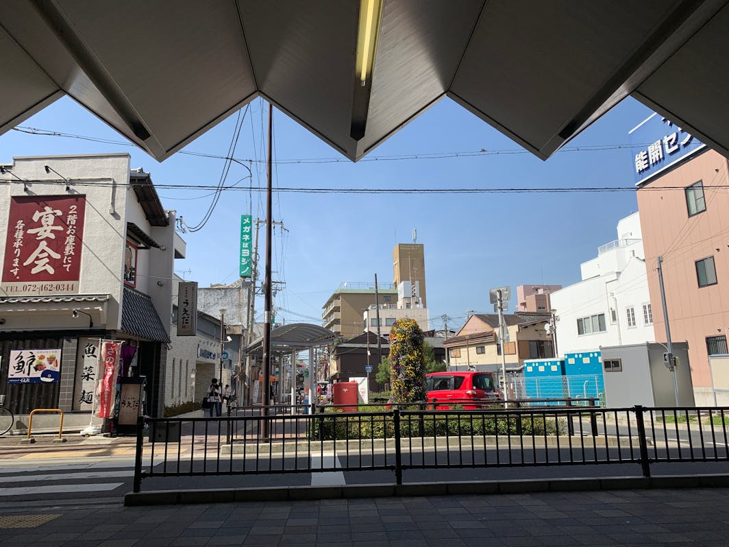 (2)西出口から駅の外へ出る。Go out from the west exit of the...