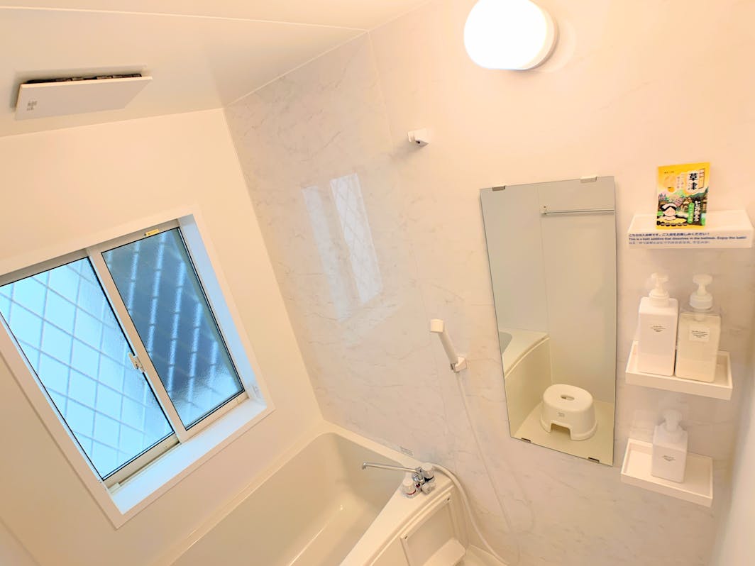 ゲスト専用のバスルームでゆっくり湯舟に浸かれます。You can enjoy a hot...