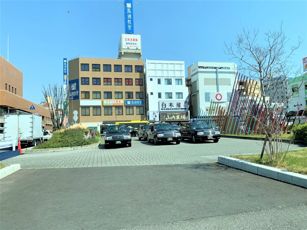 駅からタクシーやバスがたくさん出ております。 There are many buses and...