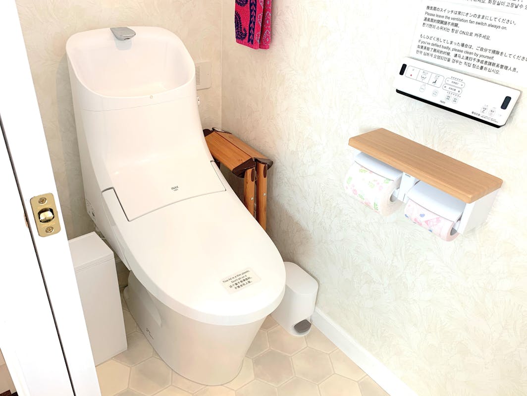 冬も暖かいトイレシート。洗面台下にも予備のトイレットペーパーが十分ございますが、それ以上はご自...