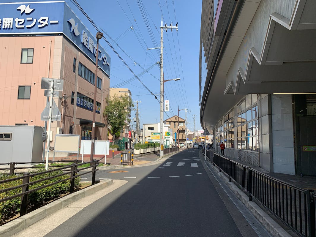 (3)横断歩道を渡って右へ進む。そのまま４分進んであと左に１度曲がるだけです。Cross...