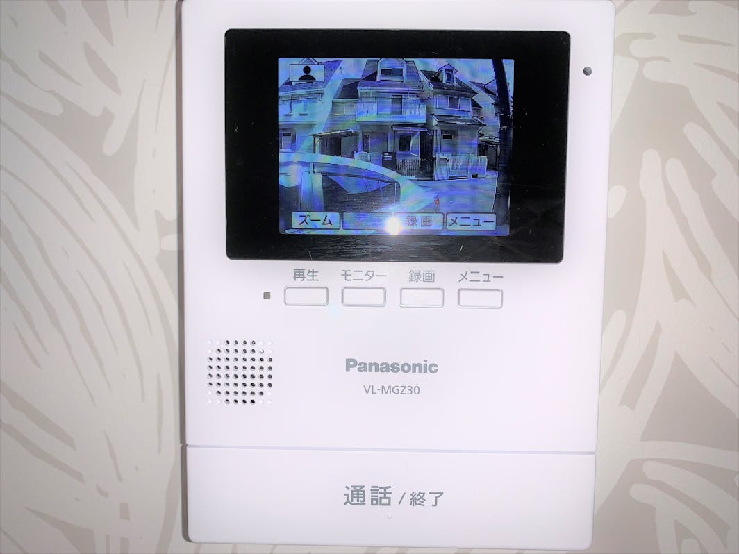 ゲストの安全のためにモニター付きインターホンがございます。There is intercom...