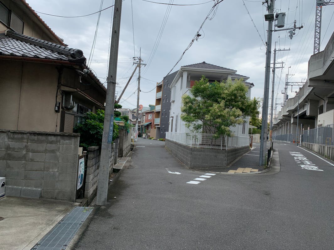 (5)通り過ぎてしまっても白い家のあとの角を曲がれば、この道に入れます。If you pass...