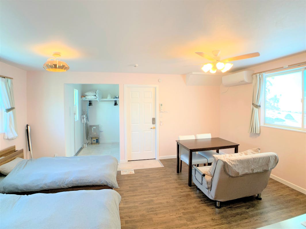 ３名様でお泊りの際には、ご自身でマットレスを敷いていただくことになります。 When...