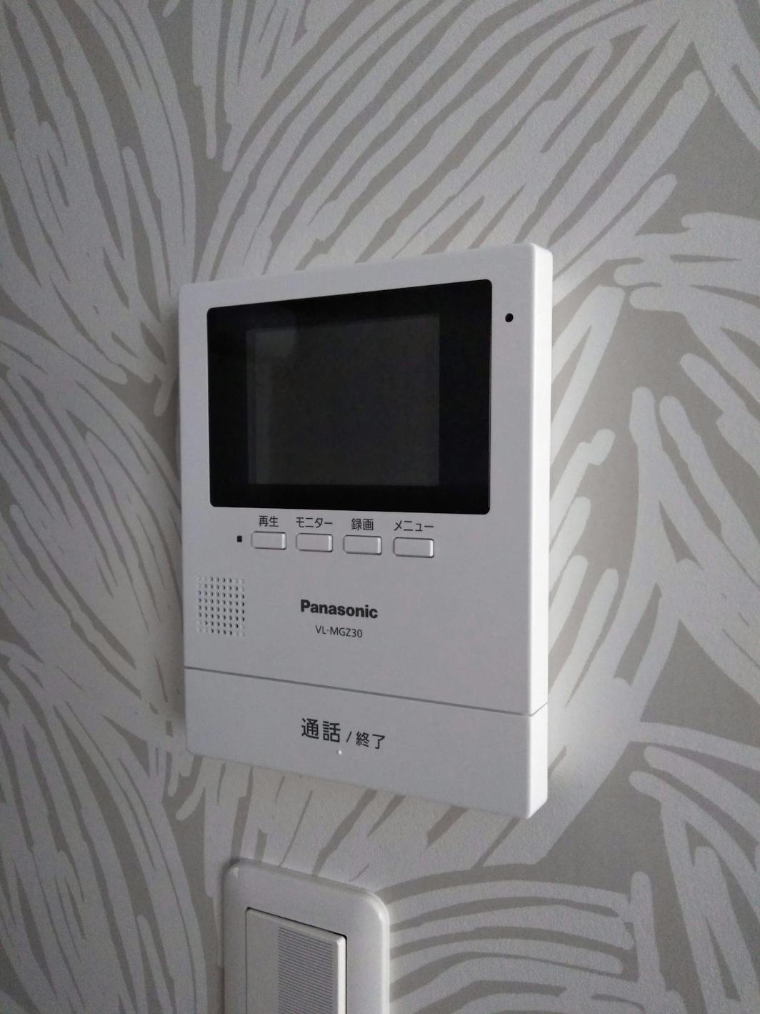 ゲストの安全のためにモニター付きインターホンがございます。There is intercom...