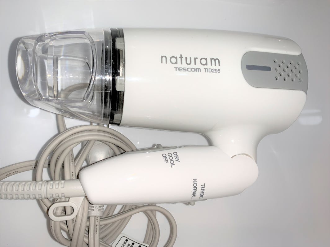 ドライヤーが洗面台の下にございます。A hair dryer is located under...