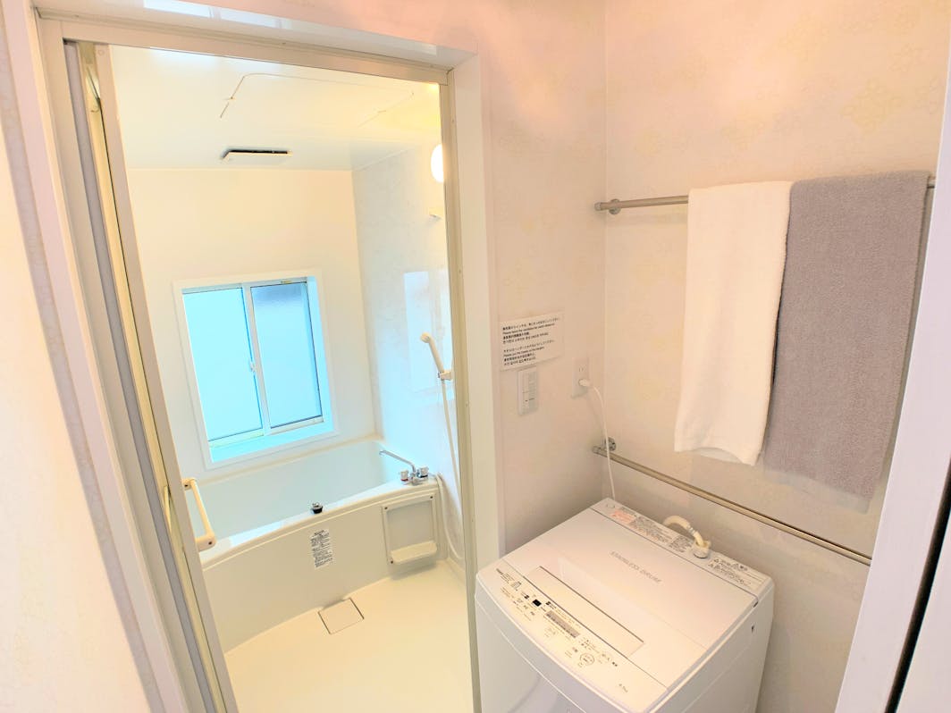 洗濯機があります。バスタオル１枚とフェイスタオル１枚をご用意しております。タオルの柔らかさには...