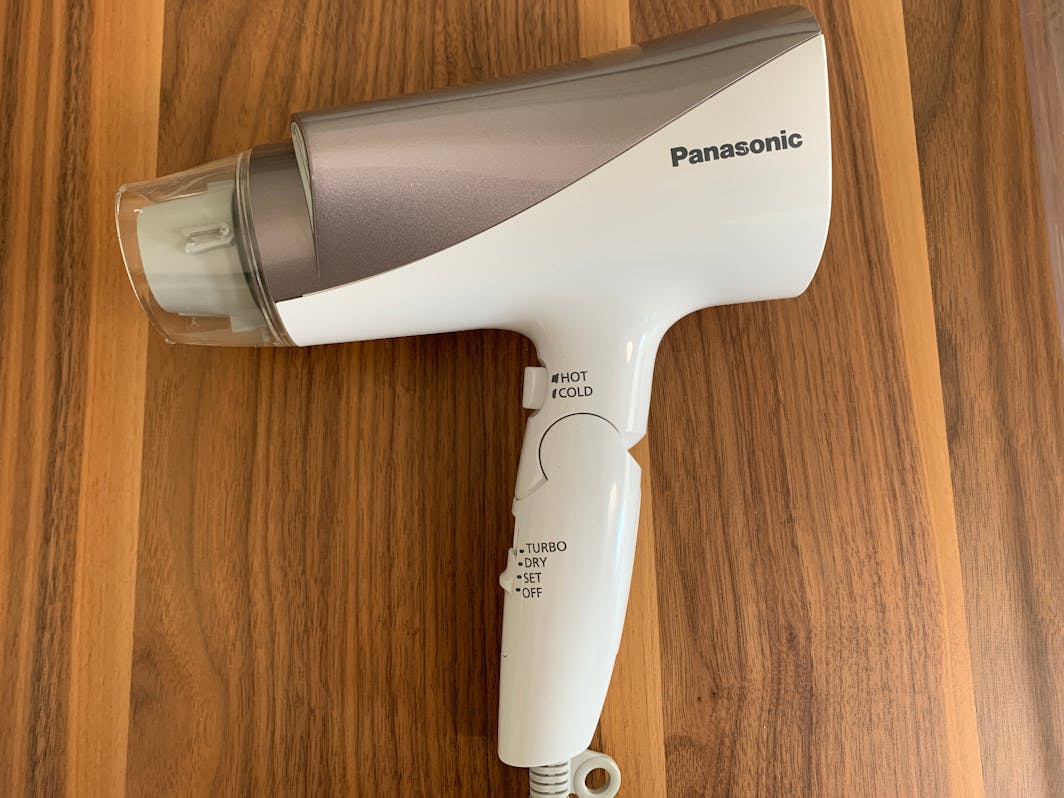 ドライヤーが洗面台の下にございます。A hair dryer is located under...