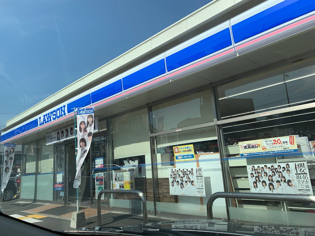 ローソンが徒歩２分のところにあります。2 min walk to a 24hours store.