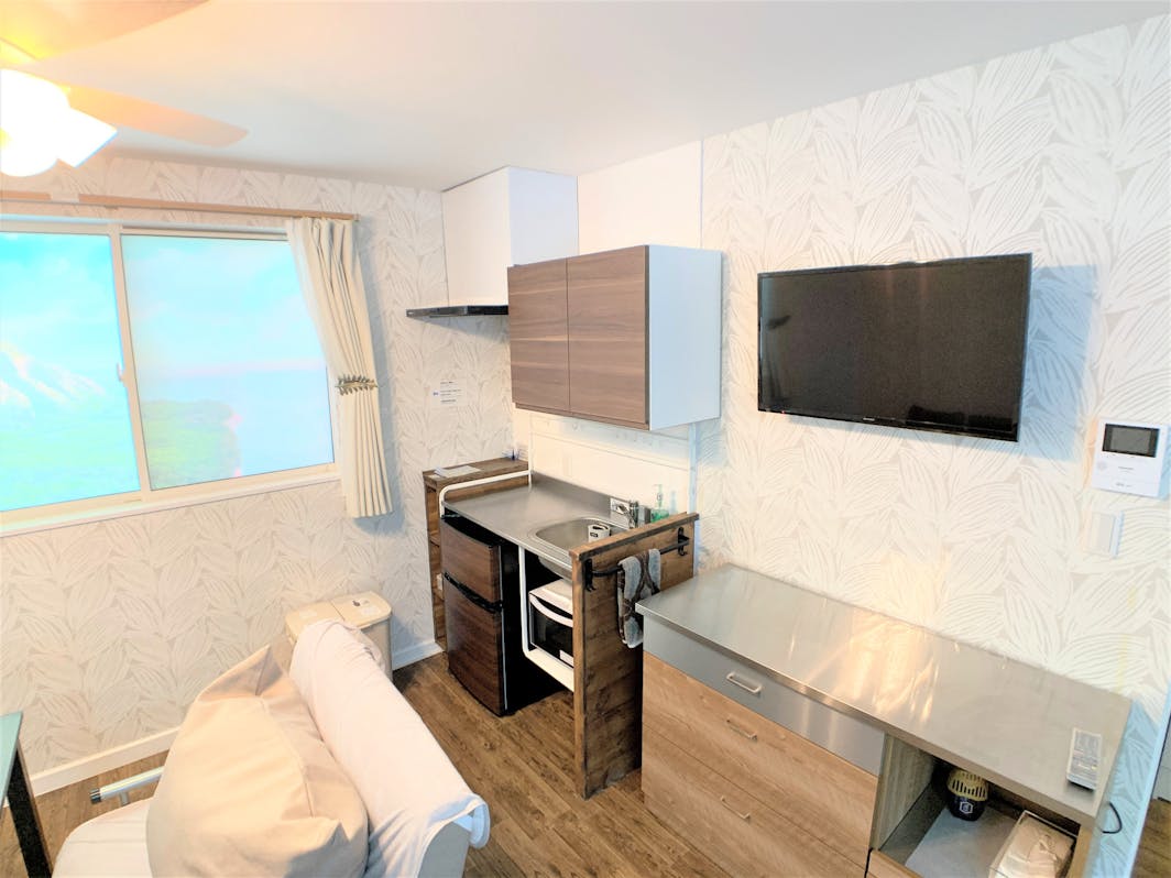 室内には３ヶ所に換気扇があり、感染を防ぎます。This room has three...