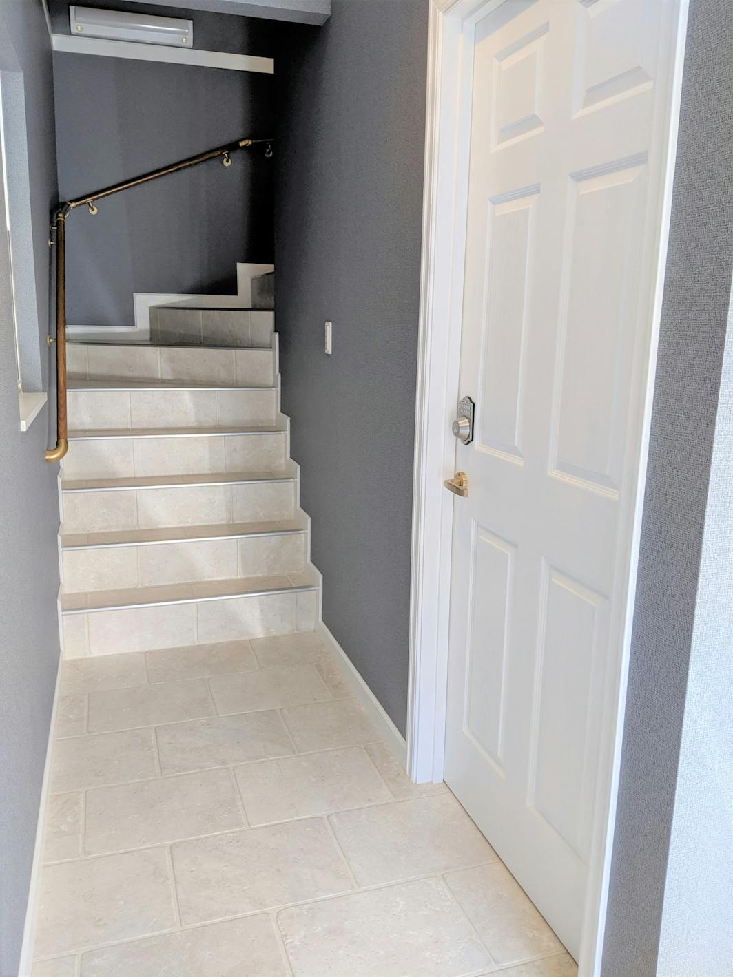 階段を上がります。２階をご予約される方はお荷物を運べるか、ご考慮ください。 We only...