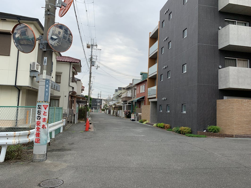 (6)このマンションの横をそのまま進むと、左側にアラウラが見えます。 If you look...