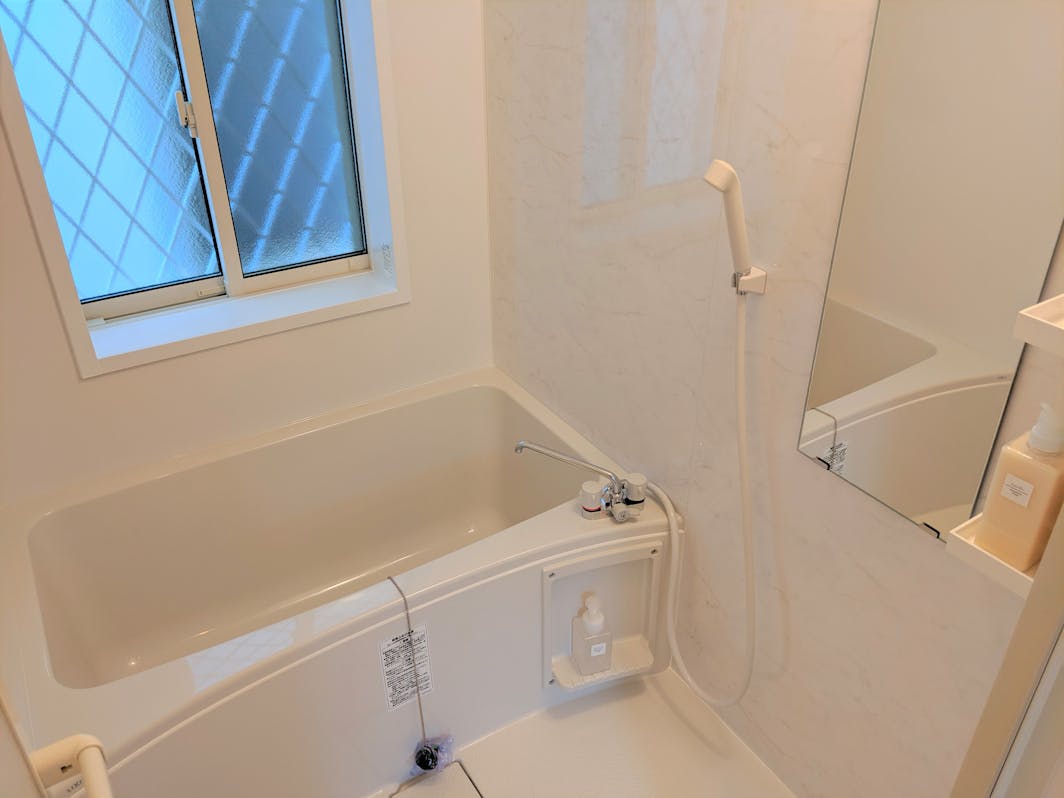 ゲスト専用のバスルームでゆっくり湯舟に浸かれます。You can enjoy a hot...