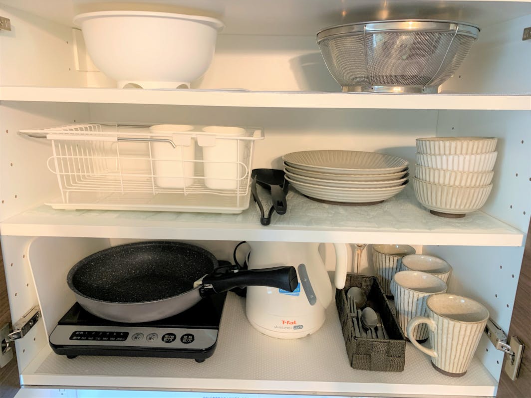 電気ケトル、包丁、トング、ヘラ兼お玉もあります。鍋を置かないと熱は通りません。 We have...