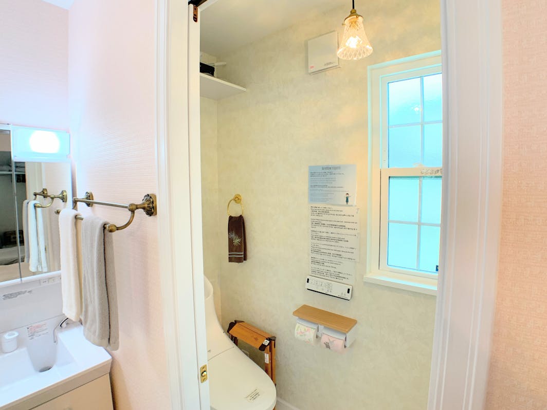 冬も暖かいトイレシート。洗面台下にも予備のトイレットペーパーが十分ございますが、それ以上はご自...