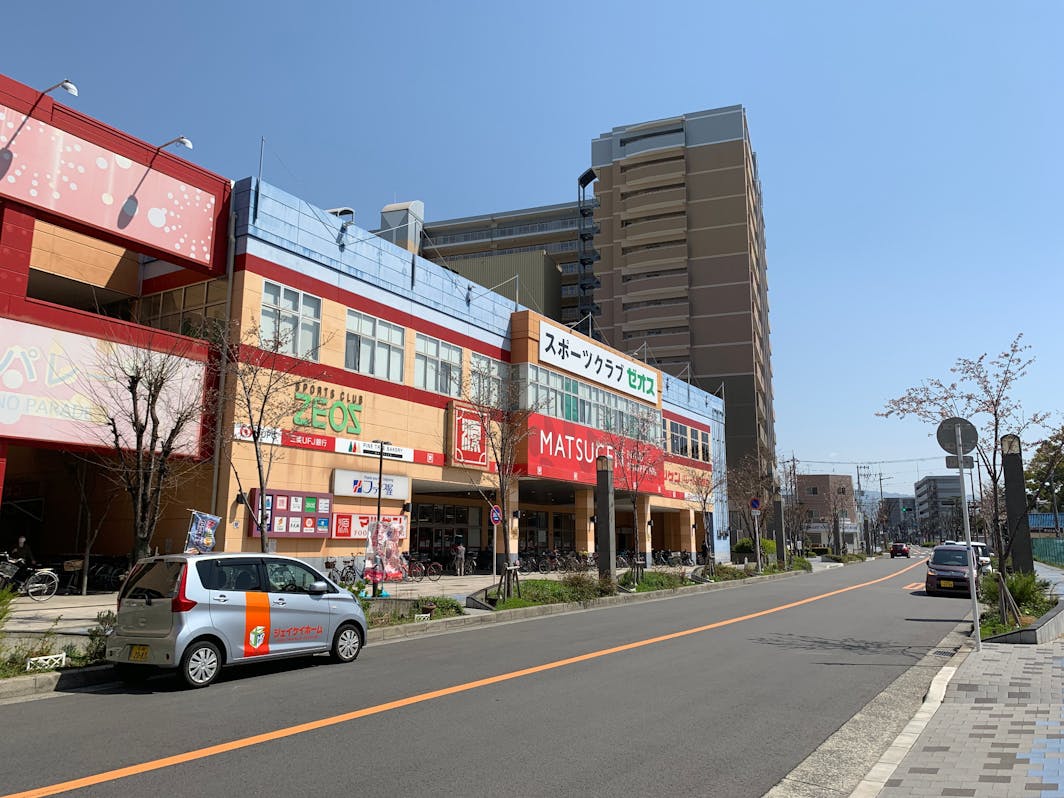 スーパーマツゲン、ジム、各種クリニック、コインランドリーなどの施設まで８分 8 minute...